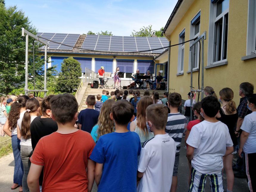 Livemusik auf unserem Schulhof- Liederfest auf Tour