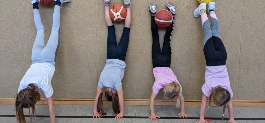 Die Schule steht Kopf: Basketball Grundschultage!